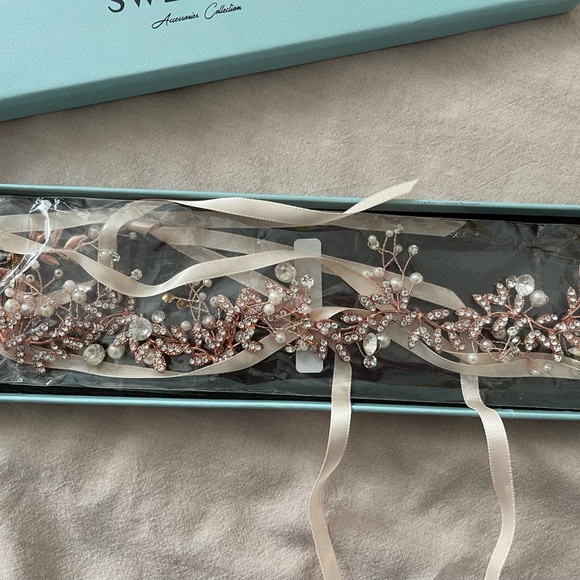 Sweet&V head piece with crystals. - Picture 3 of 6